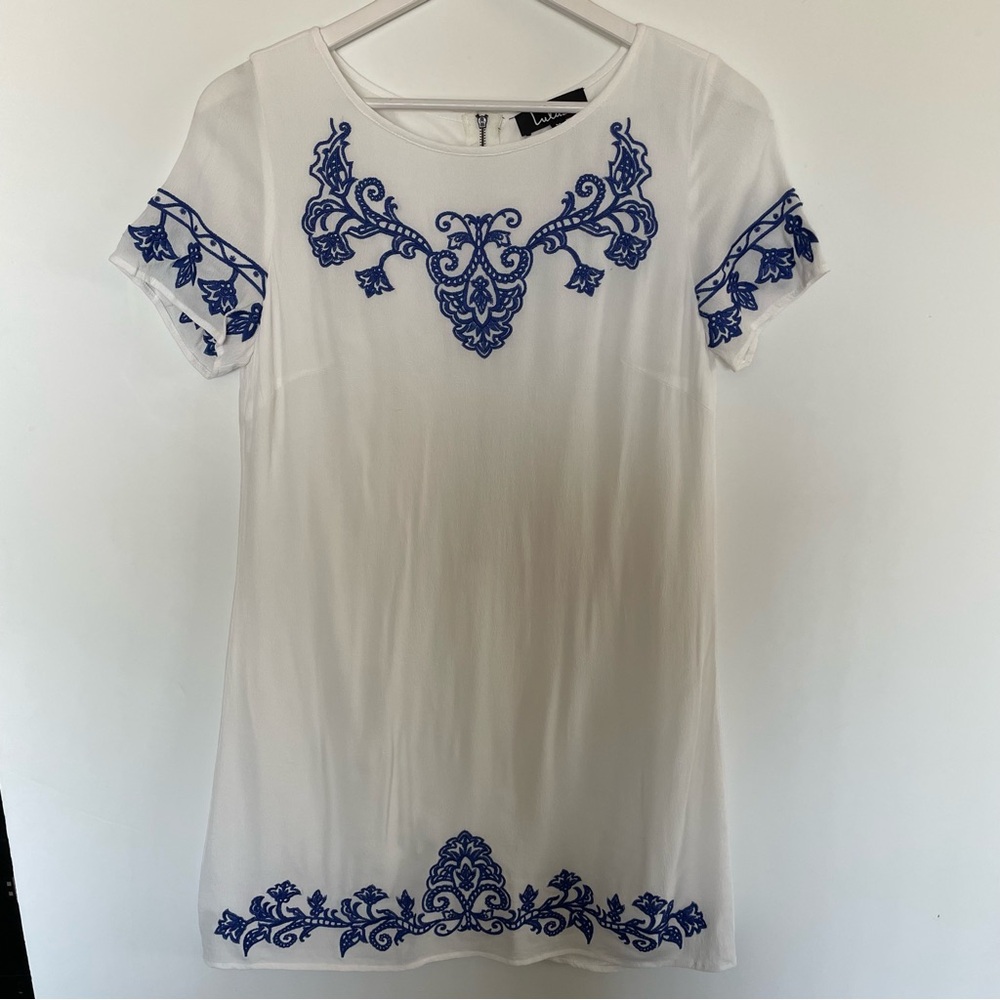 Lulus Tale To Tell Embroidered Floral Zip Lined Short Sleeve Shift Dress SZ M